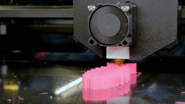 3D tiskárna tiskne plastikový model — Stock video