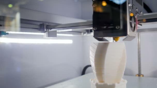 Trojrozměrný tiskový stroj tiskne fyzický 3D model — Stock video