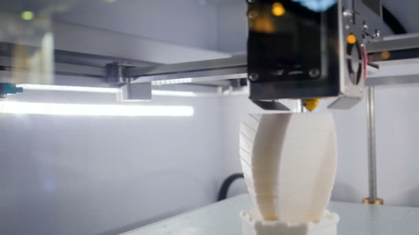 Driedimensionale printmachine drukt fysiek 3D-model af — Stockvideo