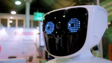 Robot Show'da mavi gözlü beyaz robot