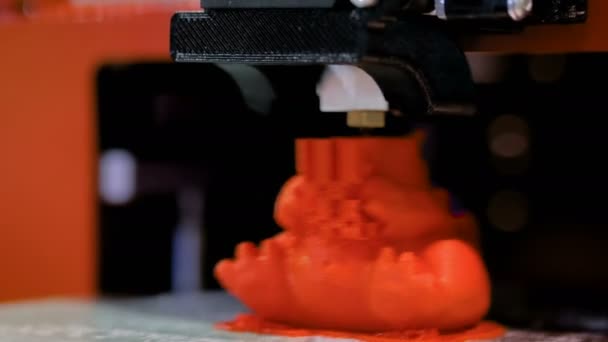 La machine d'impression tridimensionnelle imprime le modèle 3D physique du dragon jouet rouge — Video