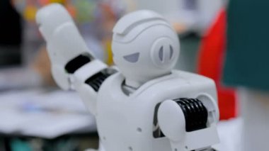 İnsansı robot Robotik Show'da dans