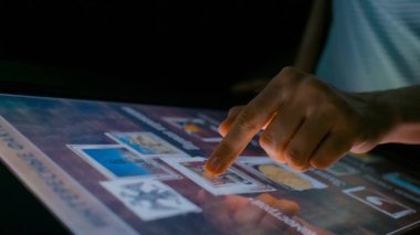 Etkileşimli dokunmatik ekran kullanan kadın