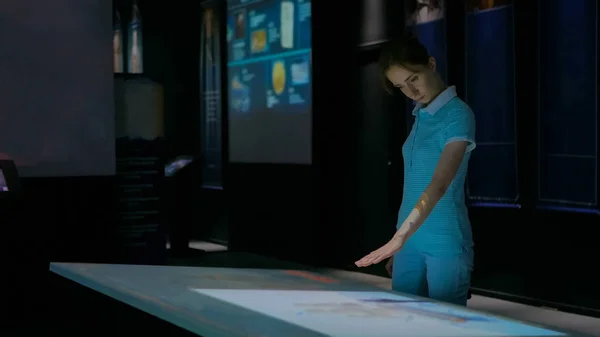 Modern tarih müzesinde etkileşimli görüntü kullanan kadın