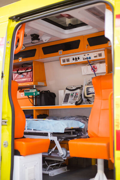 Внутри скорой помощи с