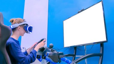 Genç kadın özel tekerlekli joystick ile sanal gerçeklik kulaklık kullanarak