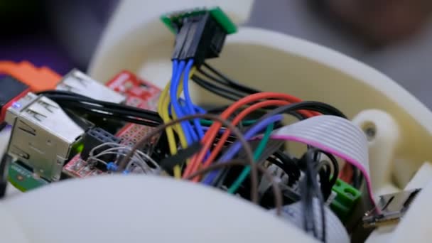 Робот-мозок з дротами і чипом — стокове відео