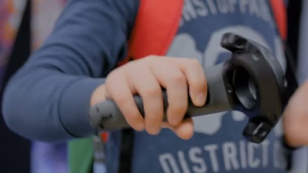 Teenager Junge mit Virtual-Reality-Controller-Stick — Stockvideo