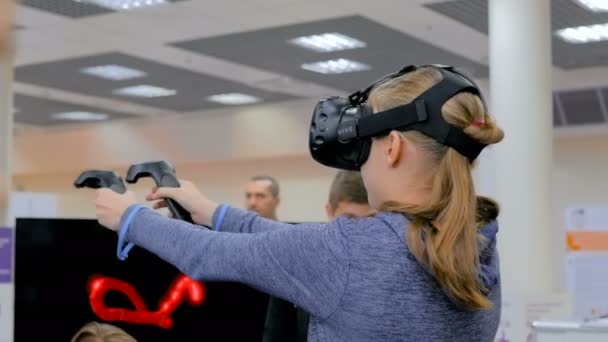 Adolescent utilisant un casque de réalité virtuelle au salon de la technologie — Video