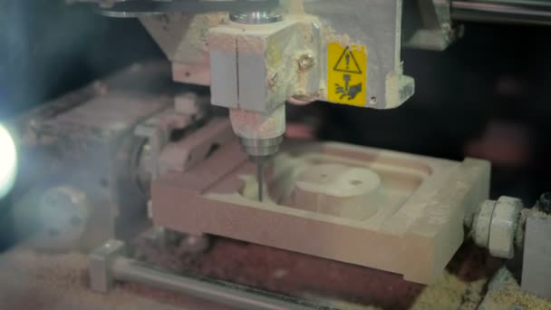 CNC gravyr fräsmaskin under arbetet — Stockvideo