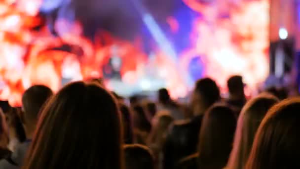 Люди силуэт вечеринки ночью под открытым небом концерт перед сценой — стоковое видео