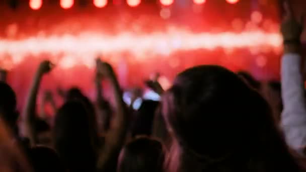 Mujer silueta fiesta en la noche concierto al aire libre en frente del escenario — Vídeos de Stock