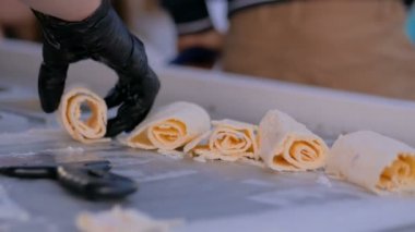 Asya usulü kızartılmış dondurmayı doğal malzemelerle hazırlıyorum.