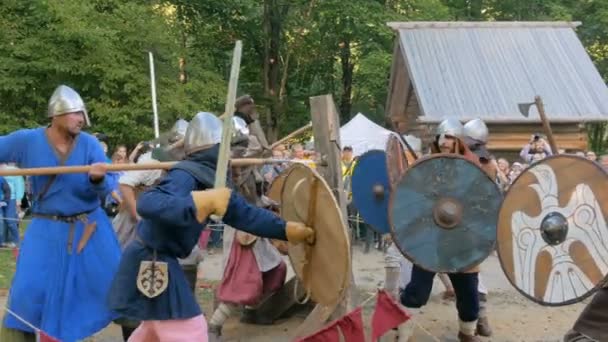 Guerreros medievales militantes luchando en el festival histórico — Vídeo de stock