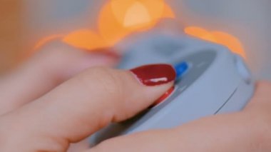 Oyun çubuğu veya gamepad kullanan kadın