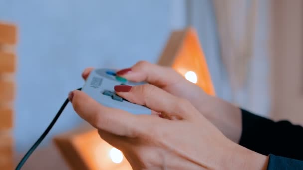 Mujer jugando videojuegos — Vídeos de Stock