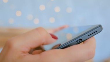 Akıllı telefonla oynayan kadın