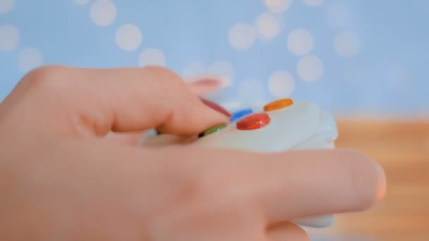 Mujer usando joystick o gamepad — Vídeos de Stock