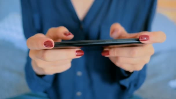 Жінка грає зі смартфоном — стокове відео