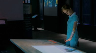 Modern tarih müzesinde etkileşimli görüntü kullanan kadın