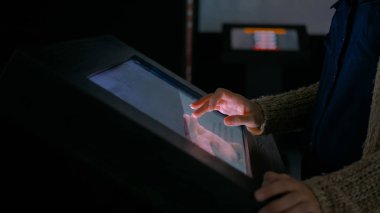 Etkileşimli dokunmatik ekran kullanan kadın