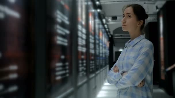 Young woman looking around in modern historical museum — Stock Video