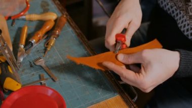 Skinner deri kemerle çalışıyor.