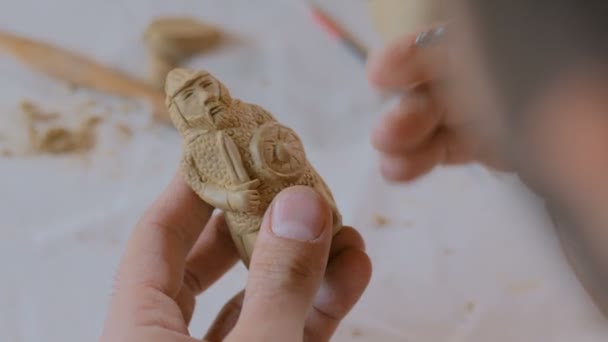 Поттер делает фигурку из глины для настольной игры — стоковое видео