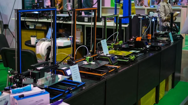 Modern technológia kiállítás helyszínén működő automatikus 3d nyomtatók — Stock Fotó