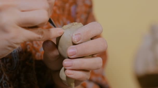 Kvinna potter gör keramiska souvenir penny whistle i keramikverkstad — Stockvideo