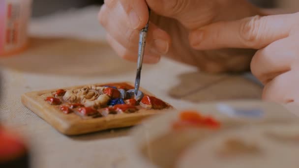 Профессиональная женщина гончар живописи керамические сувениры магнит в керамической мастерской — стоковое видео