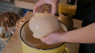 Potter yakmak için seramik ürünler hazırlıyor