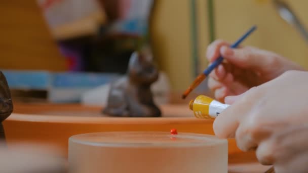 Profesyonel kadın dekoratör boya iş için hazırlanıyor — Stok video