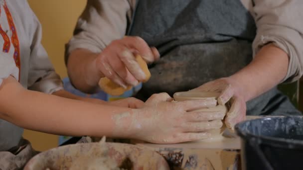 Potter showing how to work with ceramic in pottery studio — Stock Video