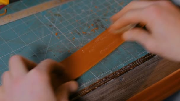 Skinner travail avec ceinture en cuir — Video