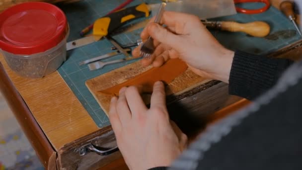 Skinner trabajando con cinturón de cuero — Vídeos de Stock