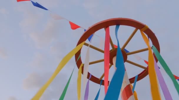 Decoratieve multicolor linten op houten wiel bouw — Stockvideo