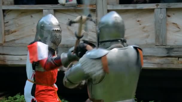 두 명의 중세 기사가 싸우는 모습 — 비디오