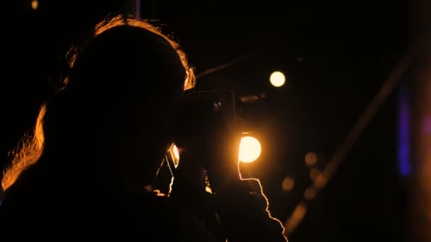 Fotograf siluett tar bilder av konserten på natten — Stockvideo