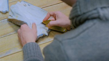 Skinner vizon kürklü deriyle çalışıyor.