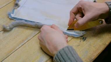 Skinner vizon kürklü deriyle çalışıyor.