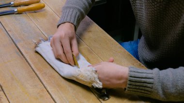 Skinner vizon kürklü deriyle çalışıyor.