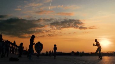 Bir grup insan dans etmeyi öğreniyor.