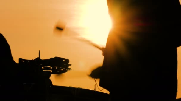 Mann spielt bei Sonnenuntergang ethnische Trommeln — Stockvideo