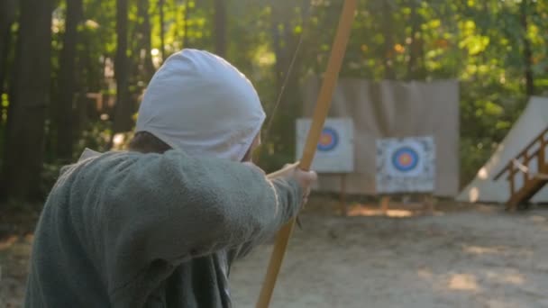 Male archer with wooden bow — Stock Video