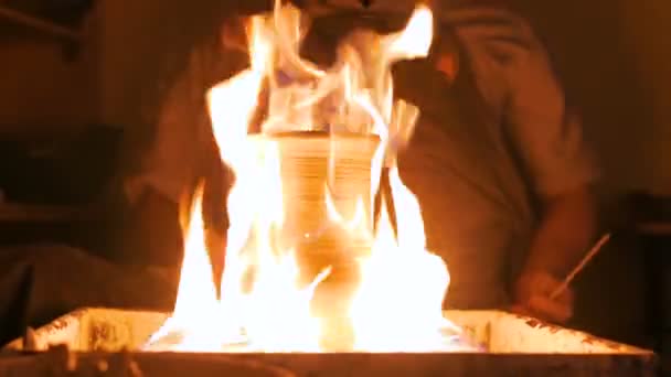 Brennendes Keramikgefäß auf Töpferscheibe — Stockvideo
