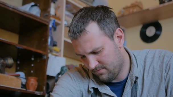 2 샷. 도자기 작업장에 있는 직업적인 남성 포터 만드는 냄비 — 비디오