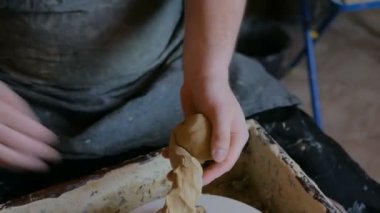 Profesyonel erkek potter kil çömlek atölyesinde kneads