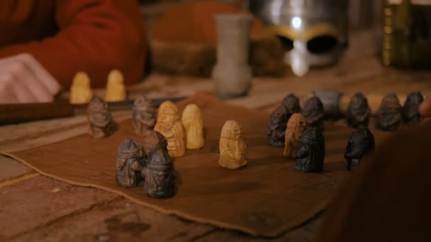 Due uomini che giocano popolare gioco da tavolo strategia - tafl — Video Stock