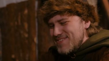 Rus etnik takım gülmek adam portresi